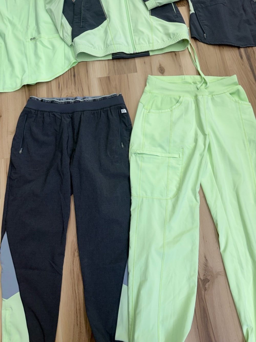 Women’s Two-Tone Mint & Black Medical Scrub Set J6 - Picture 4 of 7